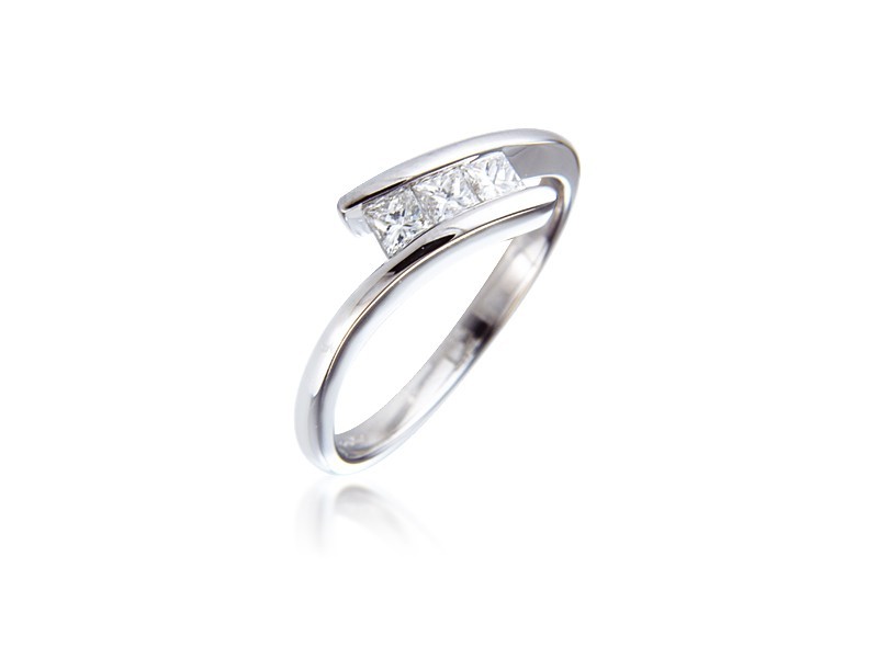 3 stone 18ct White Gold ring with 0.33ct Diamonds.