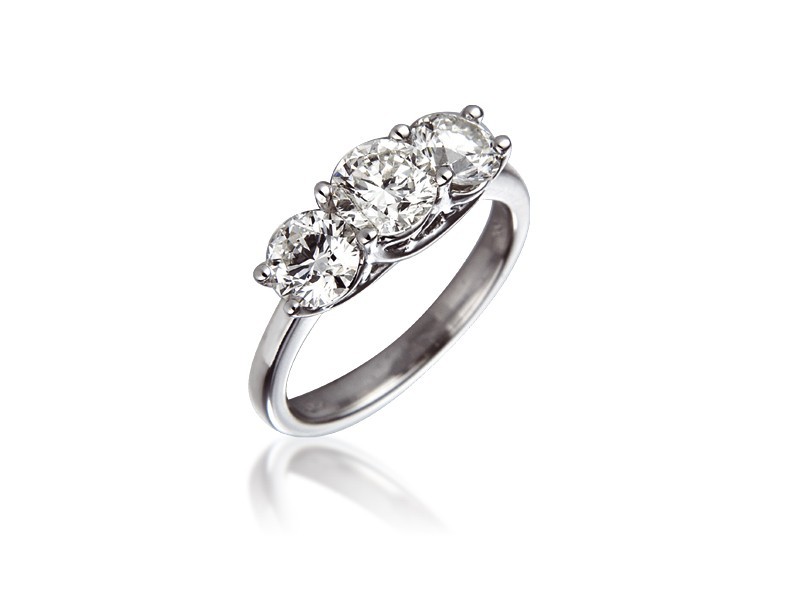 3 stone 18ct White Gold ring with 2.00ct Diamonds.