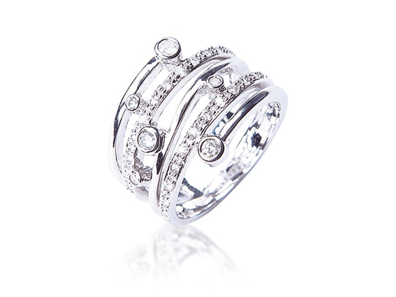 18ct White Gold ring with 0.37ct Diamonds. 