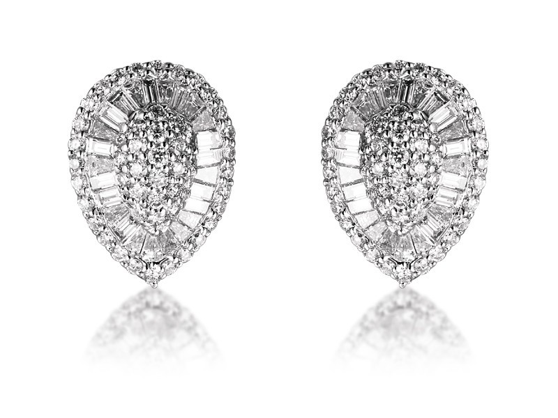 18ct White Gold Stud Earrings with 2.00ct Diamonds. 