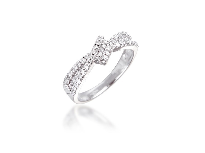 9ct White Gold ring with 0.25ct Diamonds.