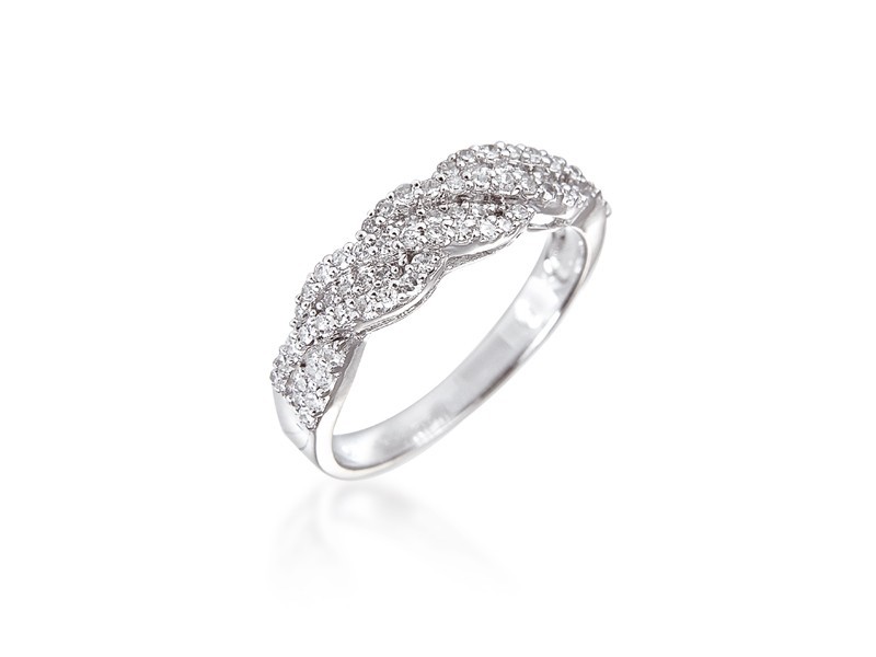 9ct White Gold ring with 0.30ct Diamonds.