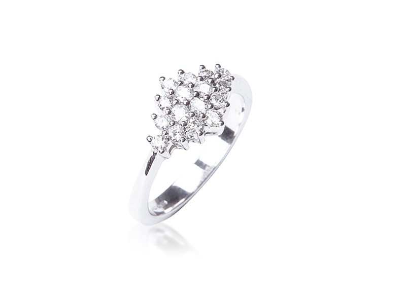 9ct White Gold ring with 0.50ct Diamonds.