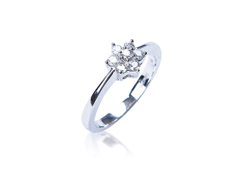 9ct White Gold ring with 0.25ct Diamonds.