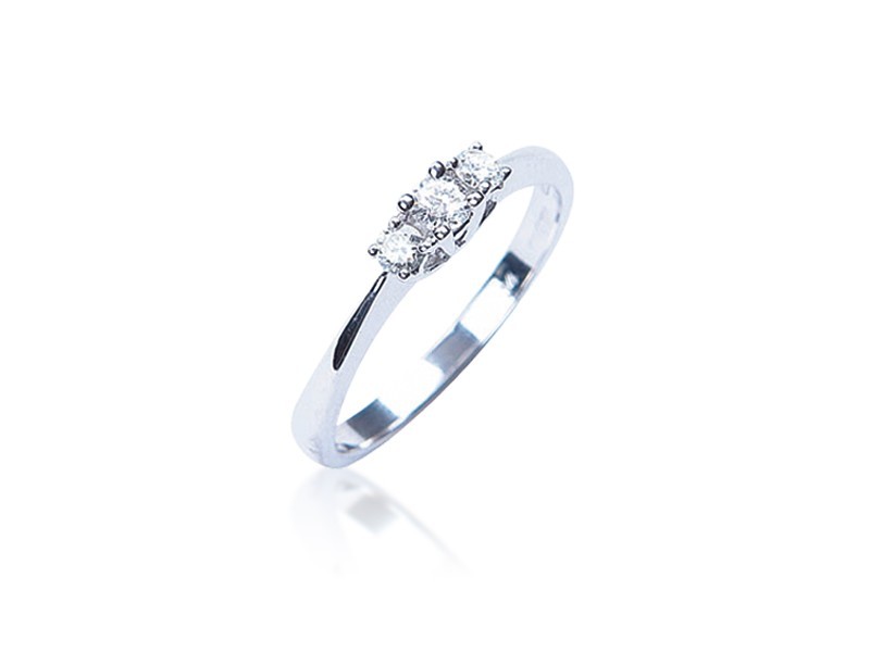 3 stone 9ct White Gold ring with 0.25ct Diamonds.