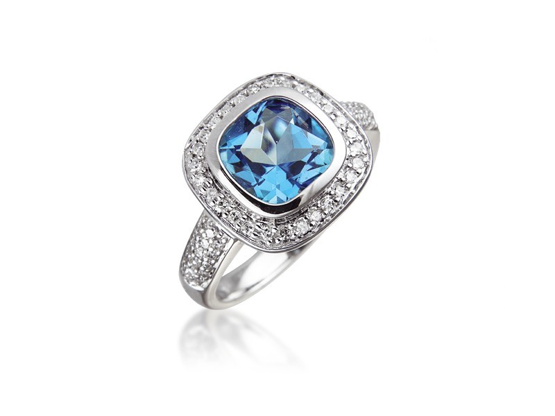 9ct White Gold ring set with Diamonds & 3.15ct Blue Topaz Centre Stone