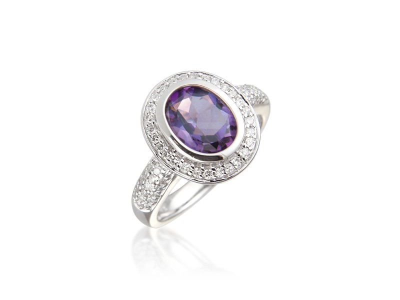 .9ct White Gold ring set with Diamonds & 2.00ct  Oval Shape Amethyst Centre Stone